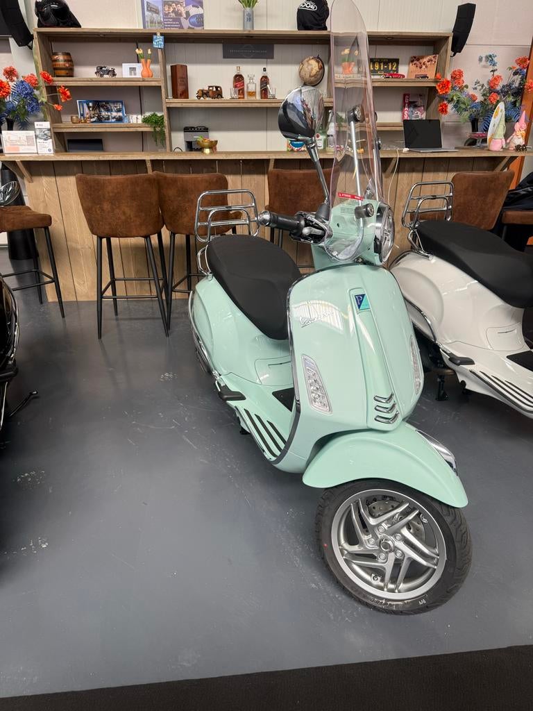 Vespa Primavera Facelift RST Verde Amabile - Nieuwstaat, Ophalen, Zo goed als nieuw, Overige modellen