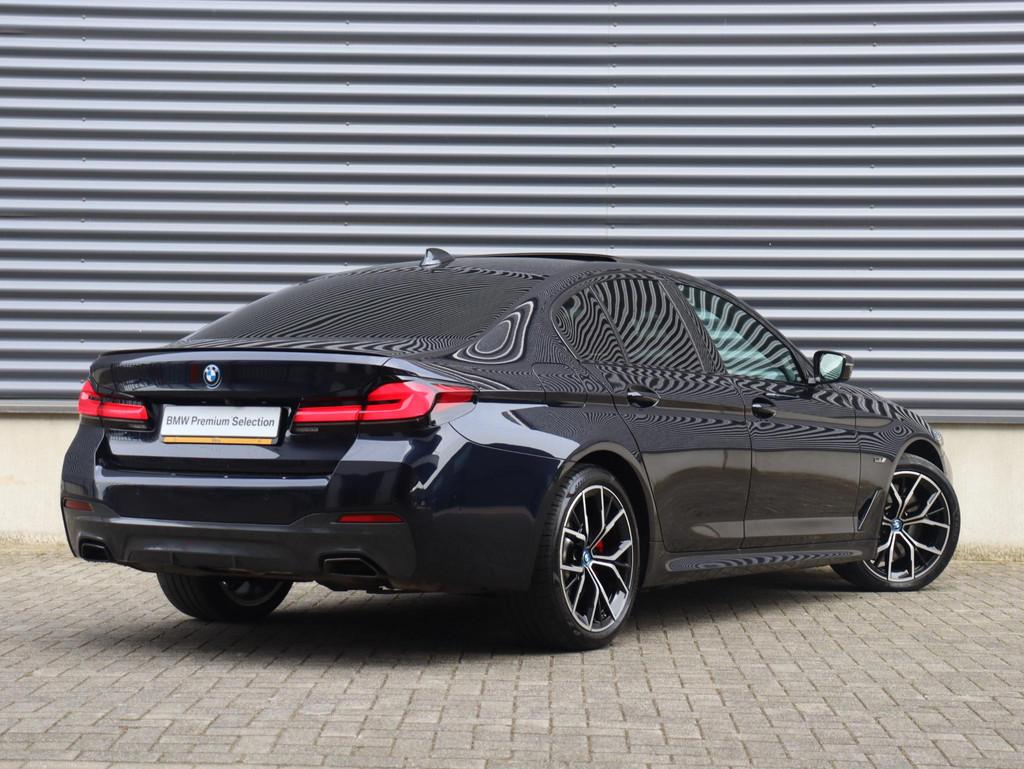 BMW 5-serie 545e xDrive | M Sportpakket Pro | High Executive, Auto's, BMW, Stof, Gebruikt, 394 pk, Stoelverwarming