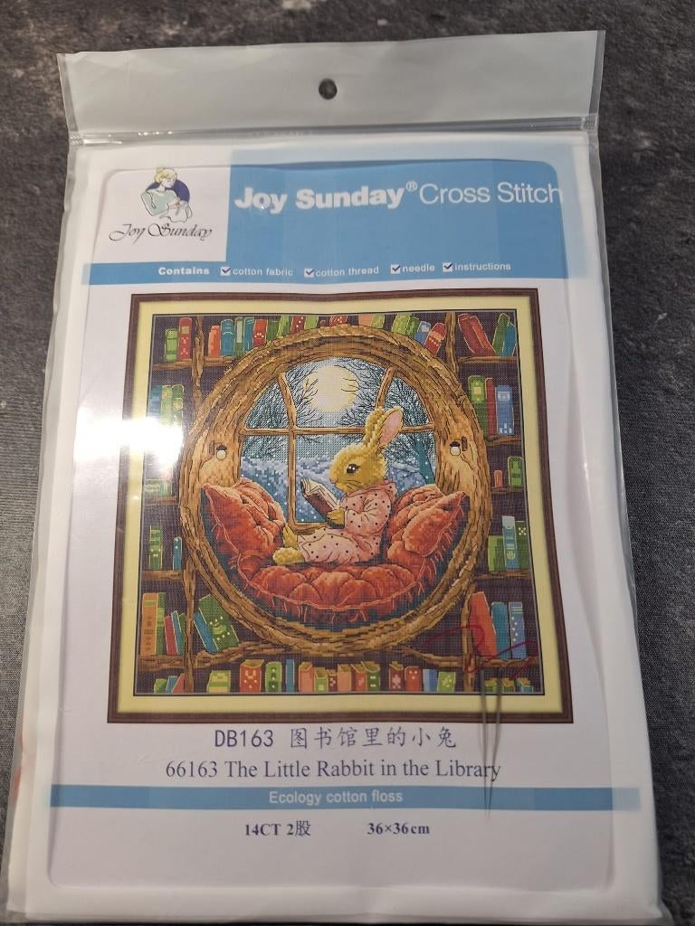 Borduurpakket nieuw: Konijn in bibliotheek, Hobby en Vrije tijd, Ophalen of Verzenden, Nieuw, Handborduren, Borduurpakket