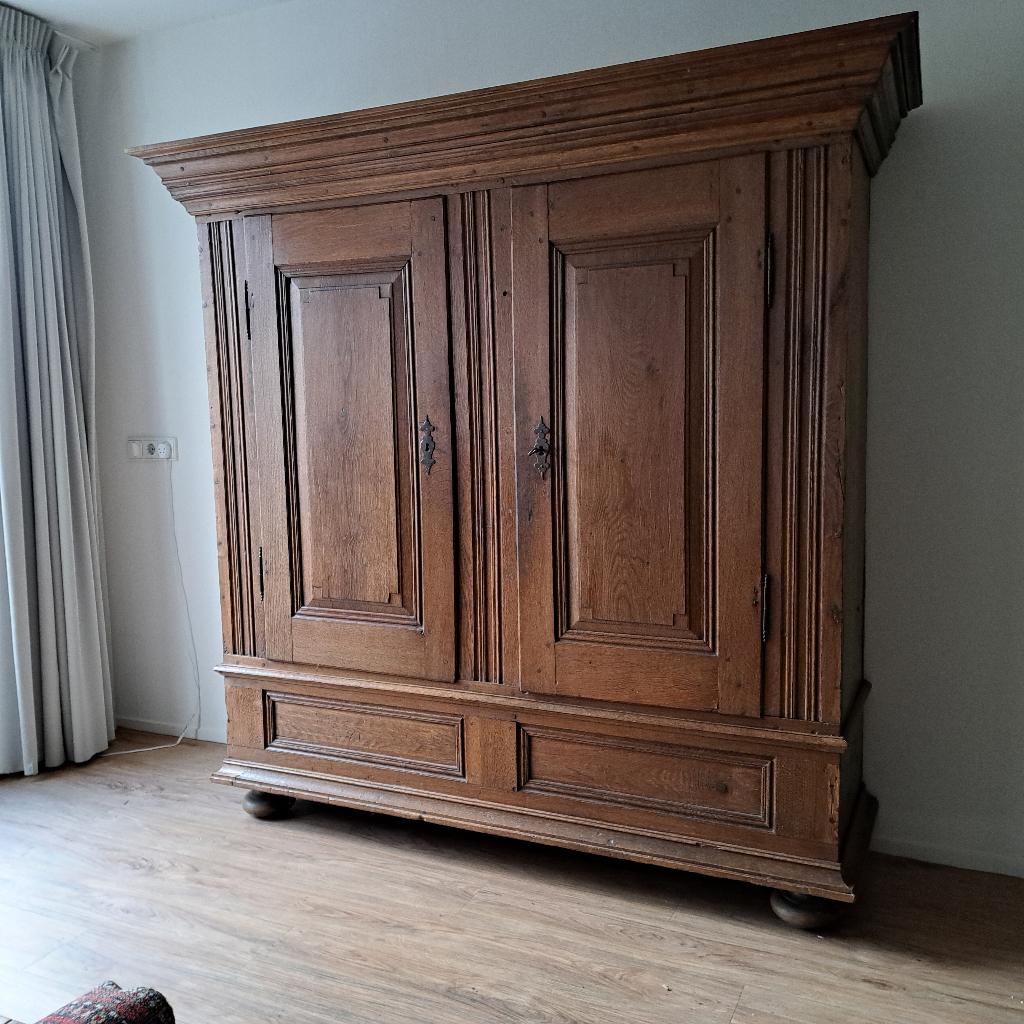 Antieke Westfaalse kast, Ophalen