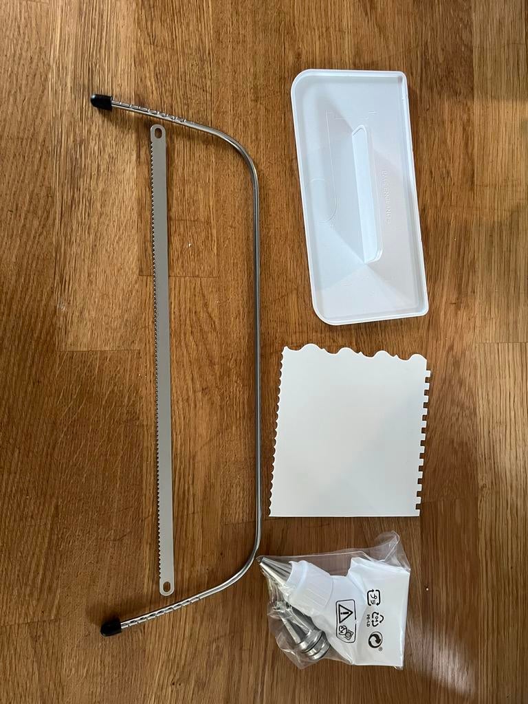 Bakbenodigdheden set: taartzaag, spatel, spuitzak, Ophalen of Verzenden, Nieuw, Taarten, Overige typen