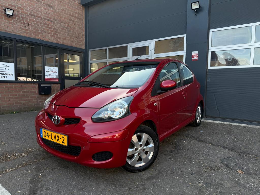 Toyota Aygo 1.0-12V Aspiration Red, Auto's, Toyota, Voorwielaandrijving, Gebruikt, 4 stoelen, Alcantara