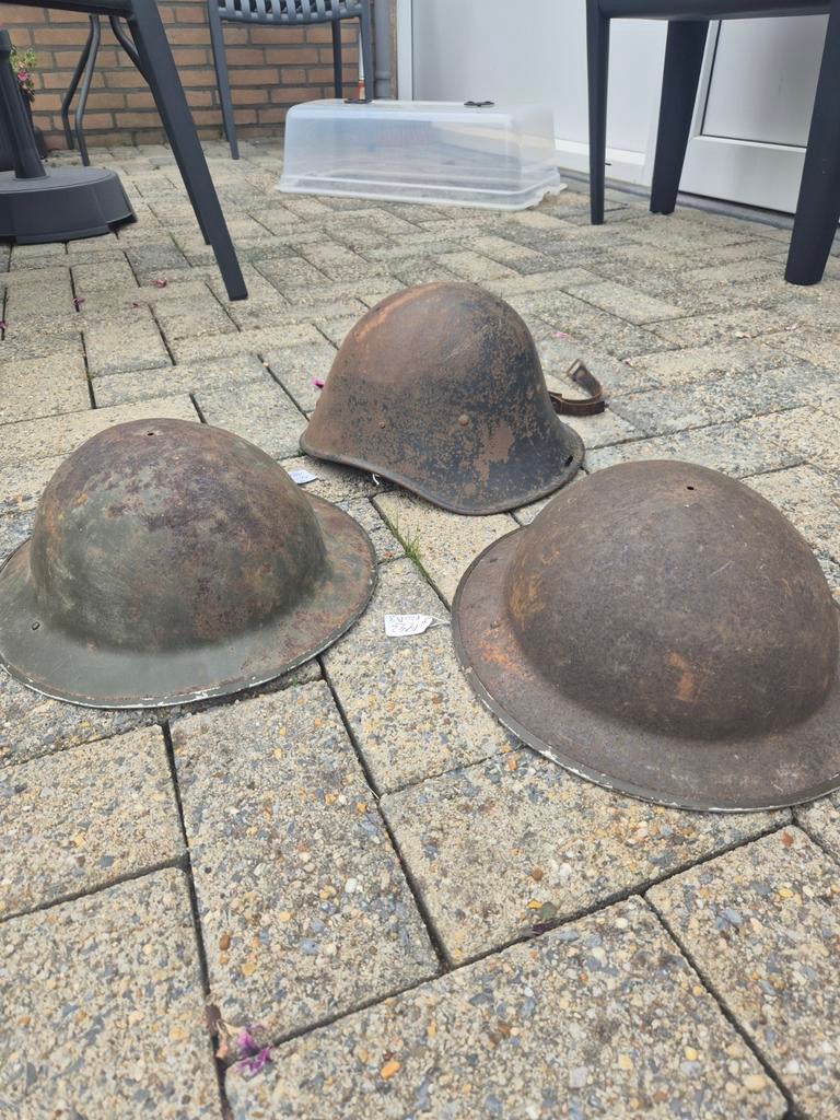 2x Engelse en 1x Nederlandse helm ww2, Verzamelen, Ophalen of Verzenden, Landmacht, Engeland, Helm of Baret