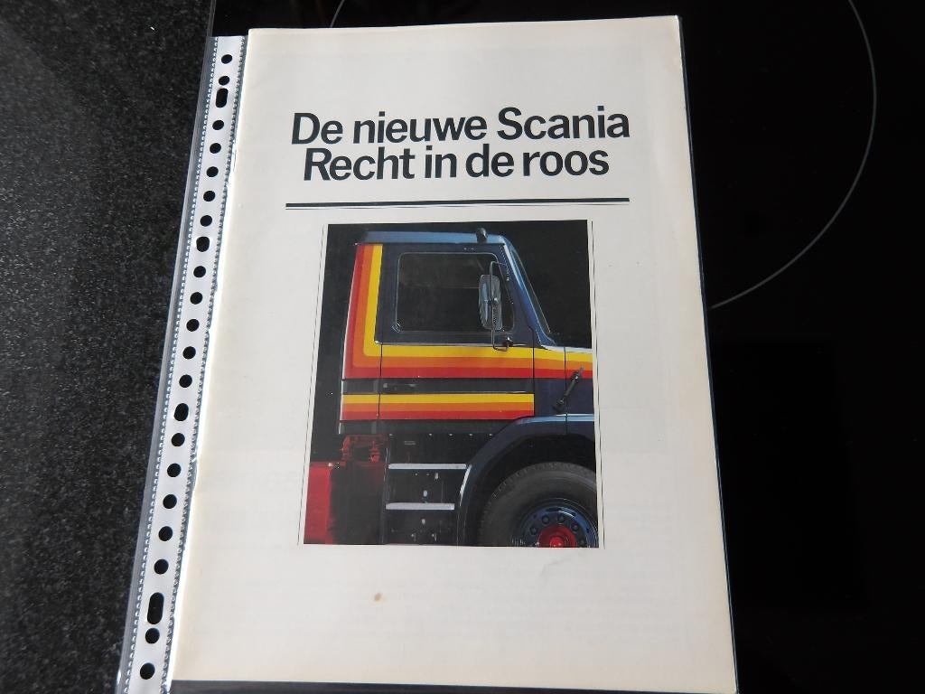 folder Scania De Nieuwe Scania Recht in de roos 4-80, Verzenden, Zo goed als nieuw, Overige merken