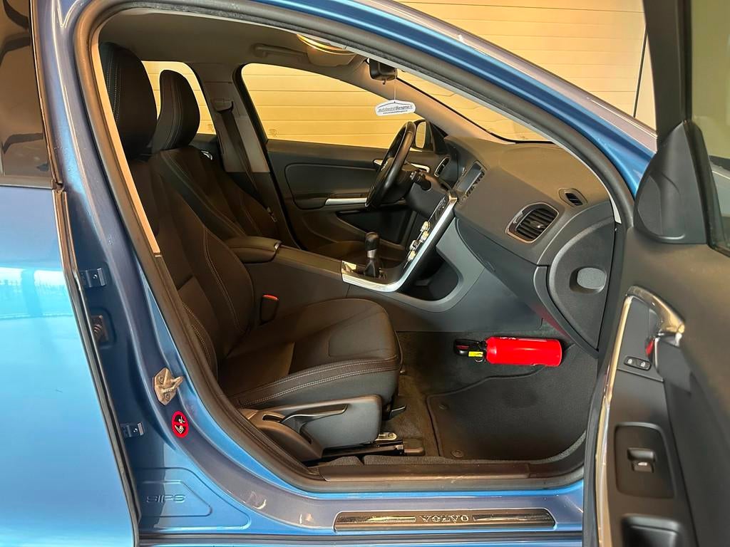 Volvo V60 1.6 D2 KINETIC-uitv/CLIMA AIRCO/NAVIGATIE/CRUISE C, Auto's, Voorwielaandrijving, Euro 5, Stof, Gebruikt
