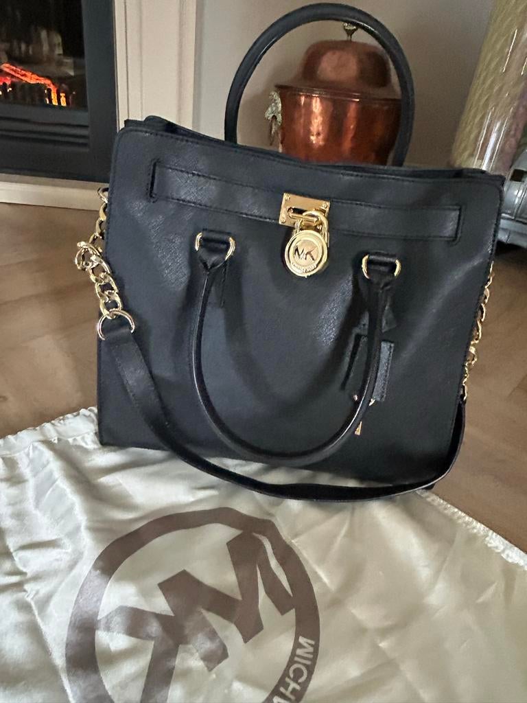Michael Kors Hamilton Handtas Zwart met Gouden Details, Sieraden, Tassen en Uiterlijk, Tassen | Damestassen, Ophalen of Verzenden