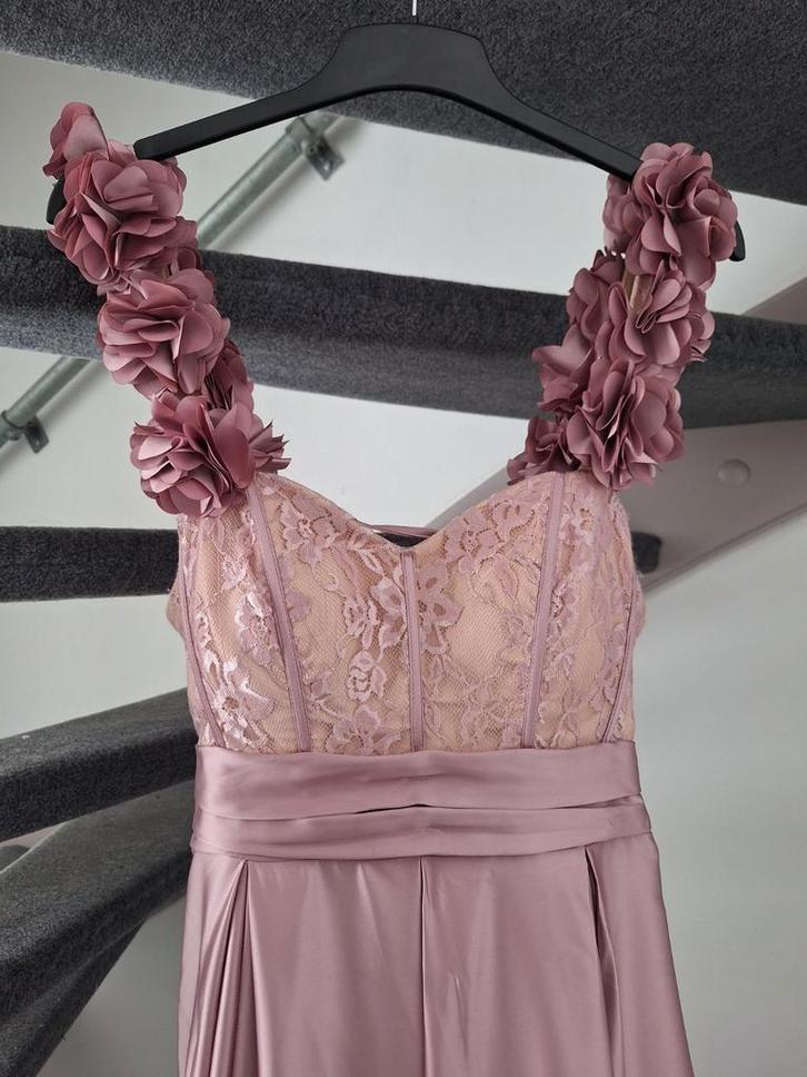 Elegante avondjurk met bloemendetails - Maat XL, Kleding | Dames, Jurken, Gedragen, Maat 46/48 (XL) of groter, Roze, Onder de knie