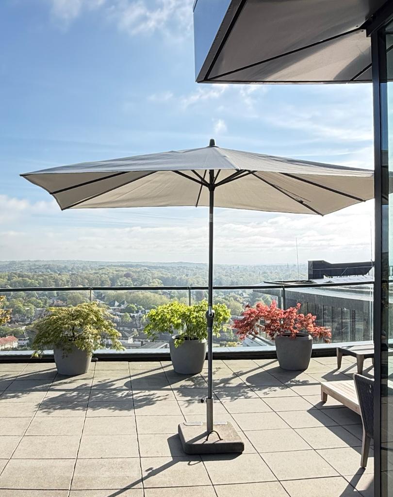 Kantelbare parasol 3x2m met voet en hoes, Ophalen, Kantelbaar, 2 tot 3 meter, Zo goed als nieuw