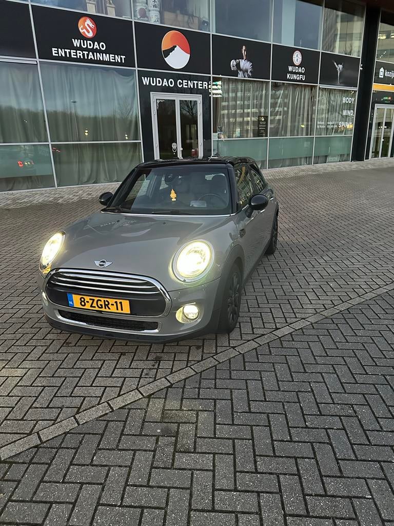 Mini 1.5 Cooper 5D 2015 Grijs, Auto's, 136 pk, Zwart, Leder en Stof, 49 €/maand