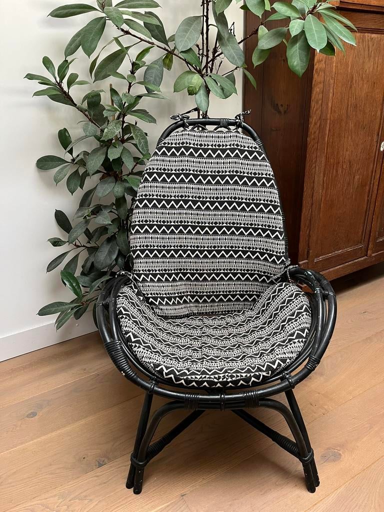 Zwarte rotan stoel met kussen, Ophalen, Gebruikt, Rotan