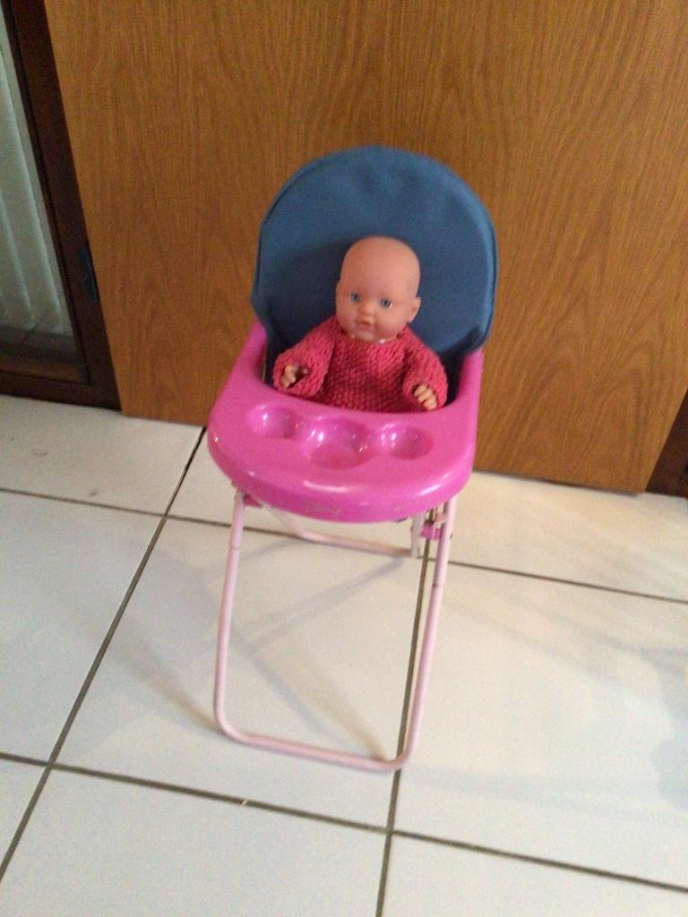 Poppenstoel,hoogstoel met babypop, Kinderen en Baby's, Speelgoed | Poppen, Ophalen, Gebruikt, Babypop