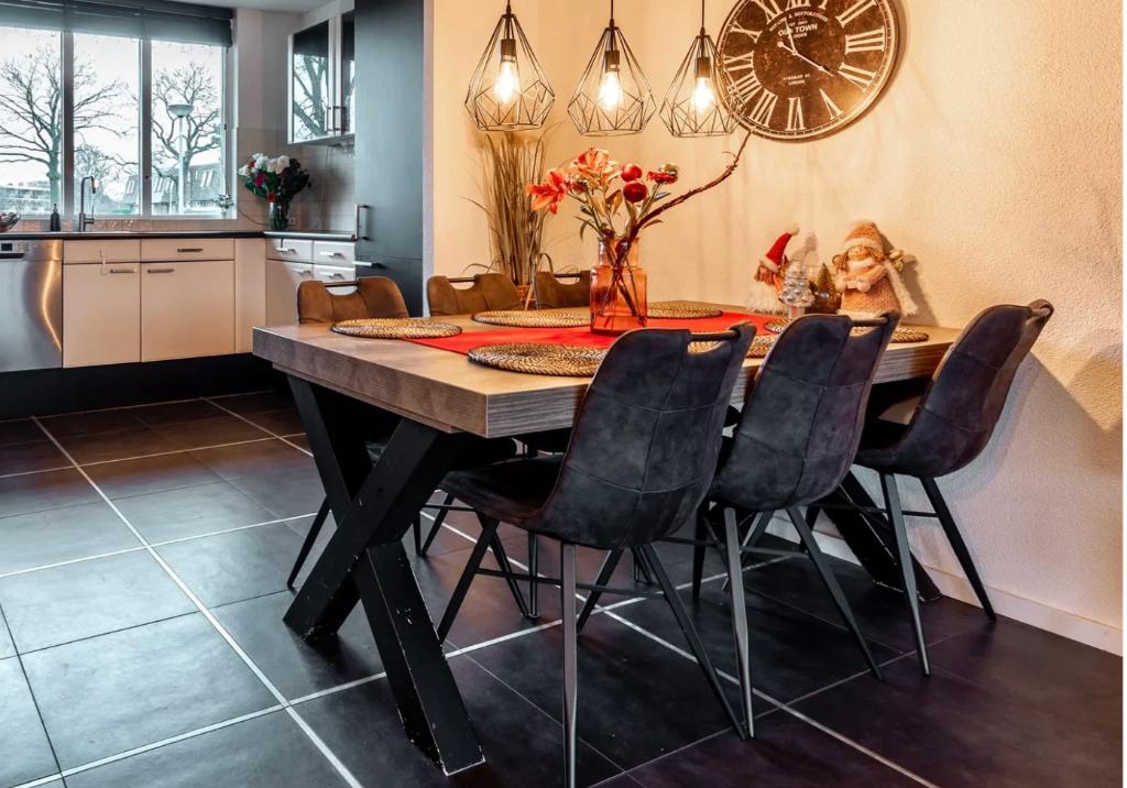 Wooden Dinner table & 6 Chairs, Ophalen, Overige materialen, Gebruikt, 100 tot 150 cm