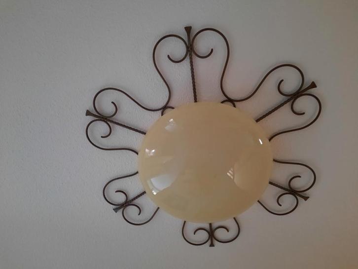 Vintage Plafondlamp met Smeedijzeren Frame en Glazen Bol, Huis en Inrichting, Lampen | Plafondlampen, Gebruikt, Glas, Metaal, Ophalen