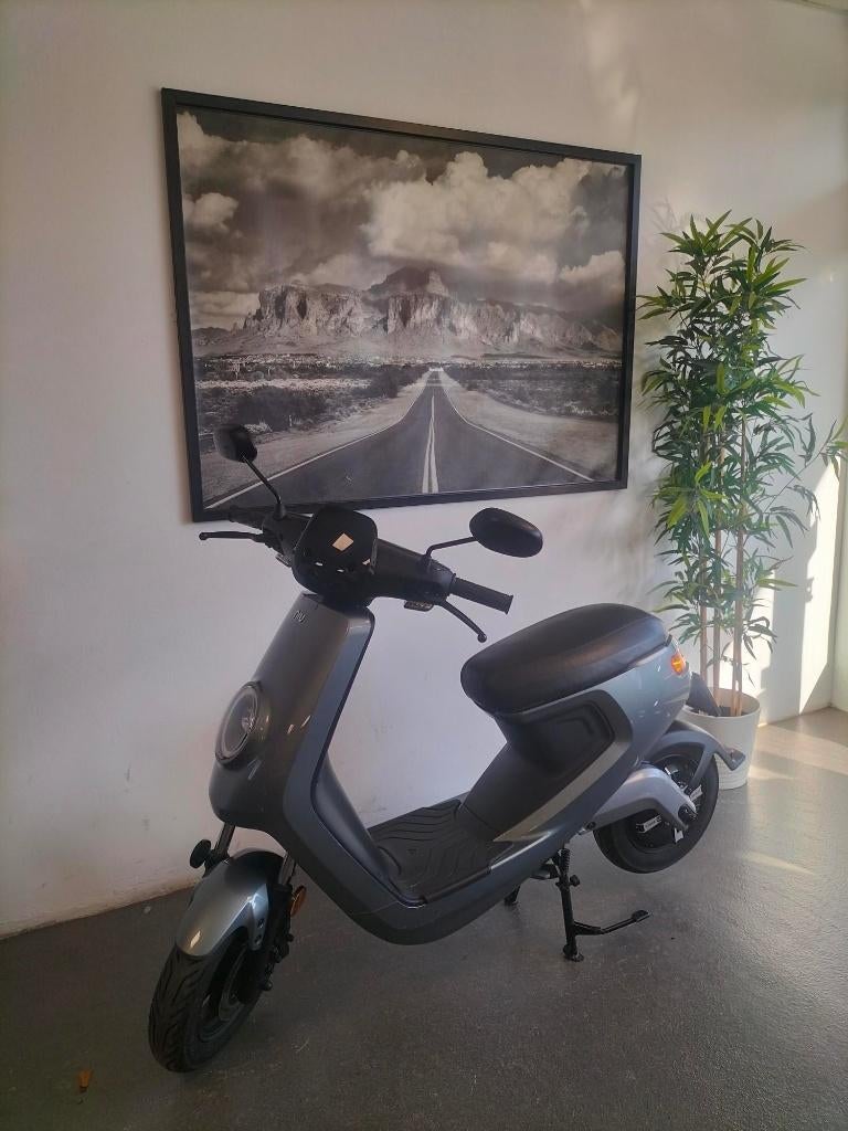 NIU   834 Km, Fietsen en Brommers, Scooters | Aprilia, Zo goed als nieuw, Overige modellen, Maximaal 25 km/u, Elektrisch, Ophalen