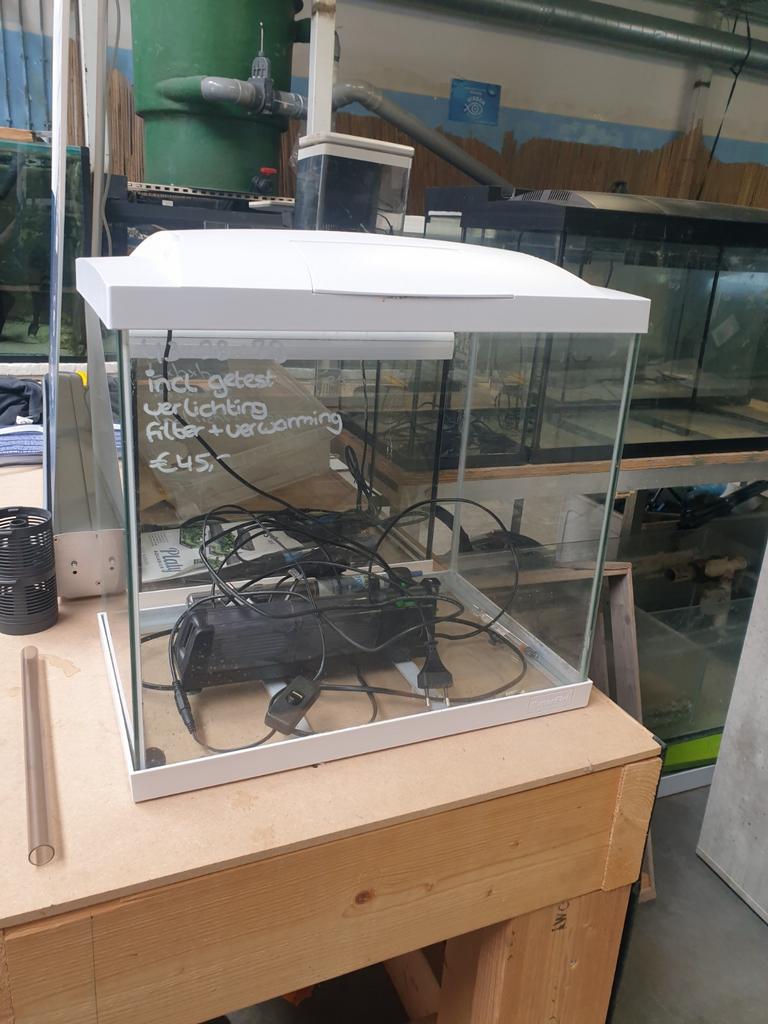 Vissenasiel aquarium 43x28x39 met verlichting filter heater, Superfish, Zo goed als nieuw, Leeg aquarium, Superfish