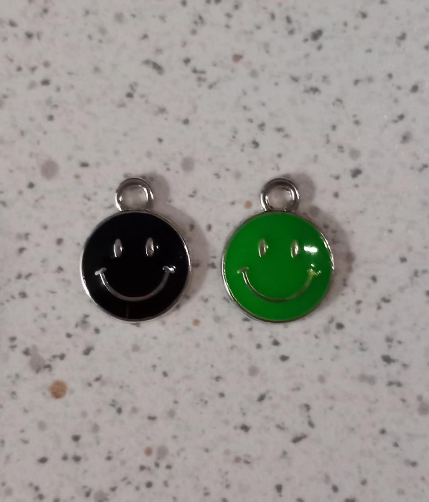SUPERFINDINGS 140 stuks 7 kleuren smiley hangers legering emaille hangers met smiley 14,5 x 12 mm kleurrijke happy face emaille hangers voor doe-het-zelf sieraden maken boring: 1,5 mm
