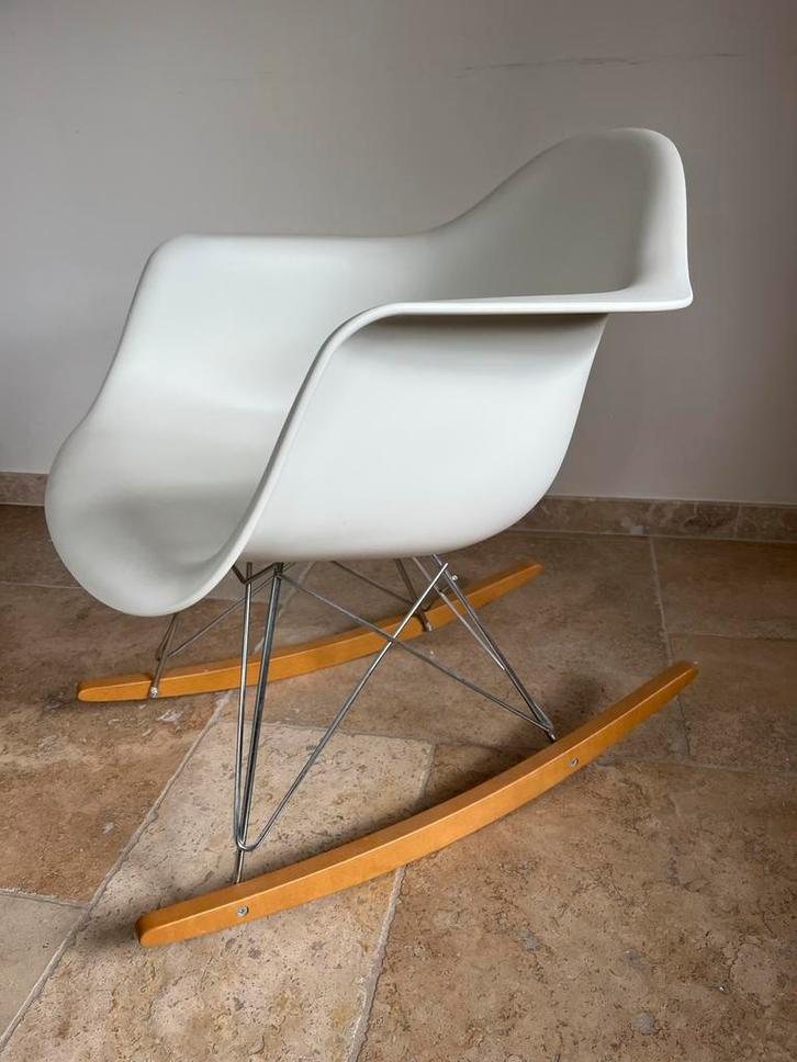 Vitra Eames Schommelstoel Wit - Designklassieker, Huis en Inrichting, Stoelen, Zo goed als nieuw, Eén, Kunststof, Wit, Ophalen