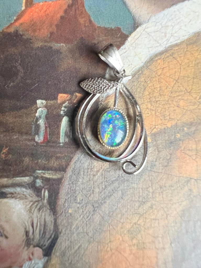 Zilverkleurige hanger met opaal, Overige materialen, Gebruikt, Overige voorstellingen, Verzenden