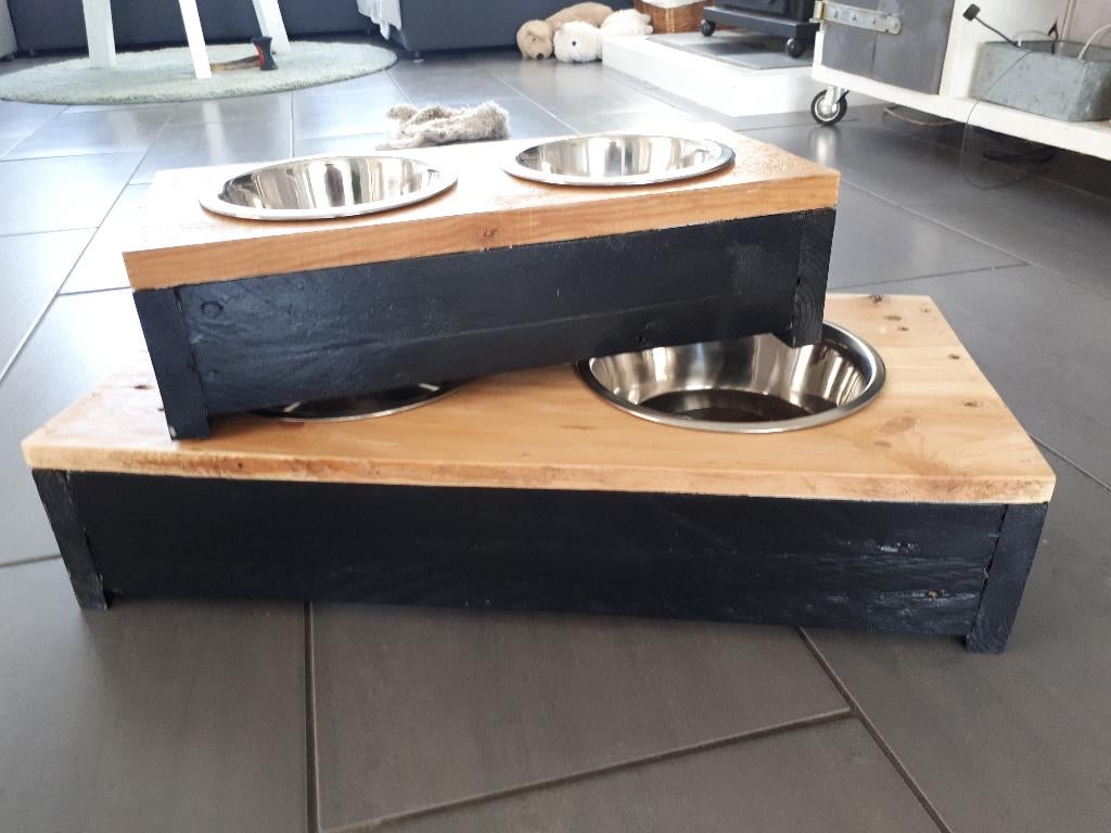 Houten Voerbak Standaard met Achterwand – Handgemaakt, Dieren en Toebehoren, Info@rwhoutidee.nl, Nieuw, RW Houtidee – fabrikant van handgemaakte houten dierenartikelen, voerbak standaards, hondenmanden, tuinborden, wegwijzerborden en unieke huis- en tuindecoratie. Alles op maat gemaakt van duurzaam hout en volledig naar wens ontworpen.