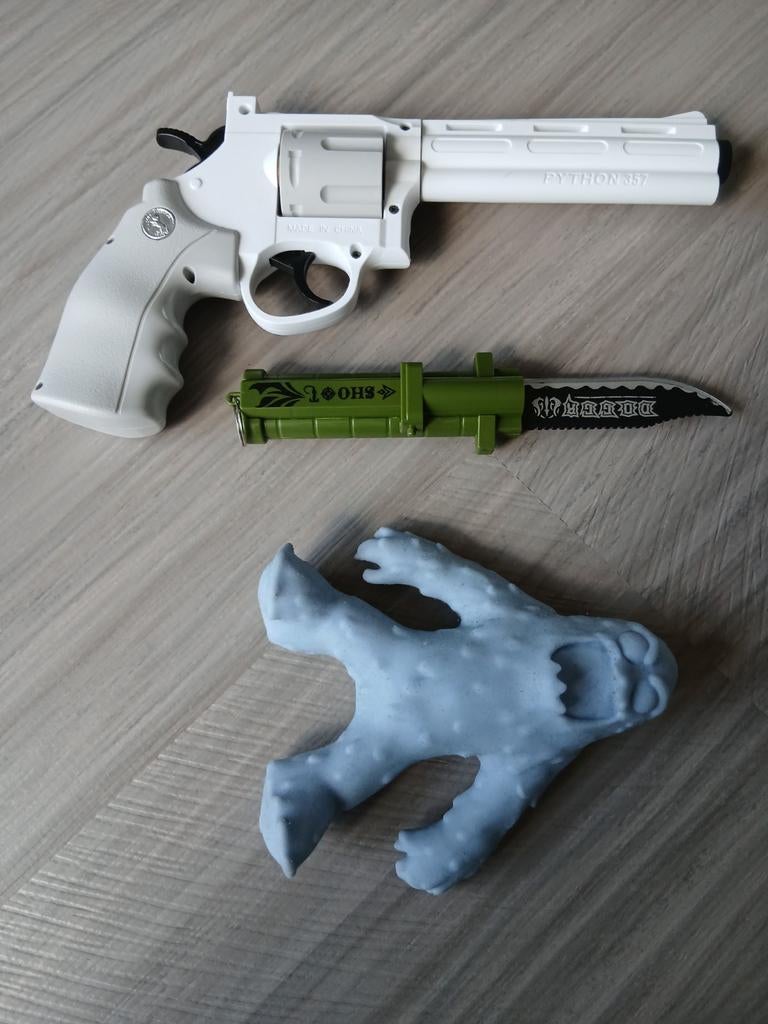 Speelgoed: pistool, vervormbare mannetje en speelgoed mes, Ophalen, Zo goed als nieuw