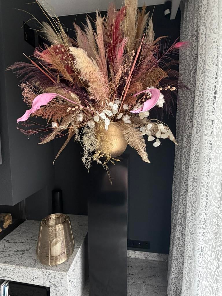 Pilaar en droogbloemen, Ophalen, Zo goed als nieuw