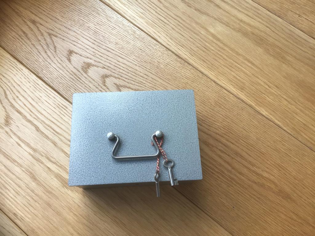 Ijzeren kistje met 2 sleutels., Verzamelen, Spaarpotten, Ophalen of Verzenden, Zo goed als nieuw, Metaal of Blik, Overige thema's