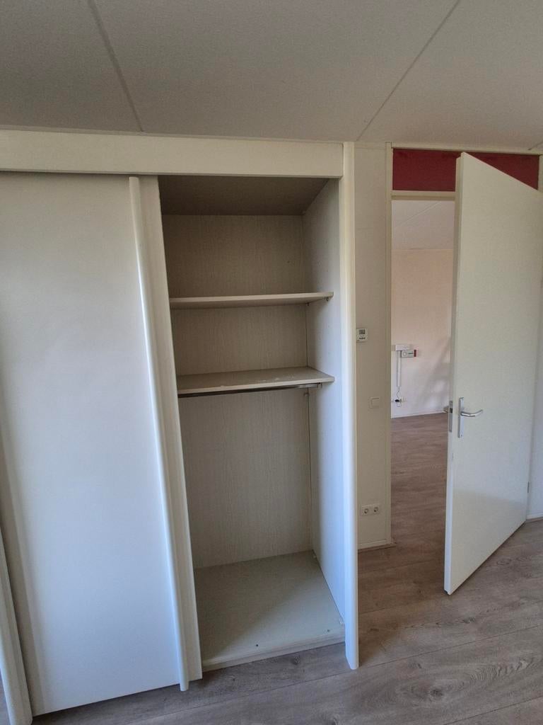 Witte kledingkast met schuifdeuren en spiegel, Ophalen, Zo goed als nieuw, 50 tot 75 cm, 200 cm of meer