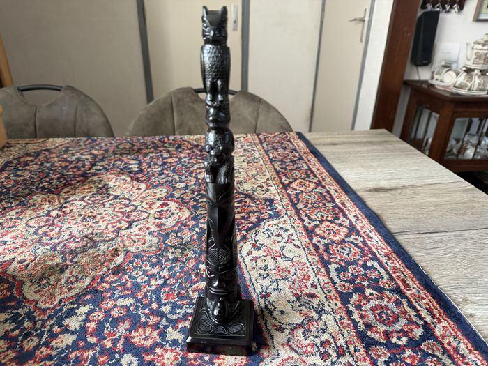 Haida Argillite Model Totempaal. 33 x 7 x 6 cm. FC825KK, Handgemaakt, Ophalen of Verzenden, Beeld, Klassiek