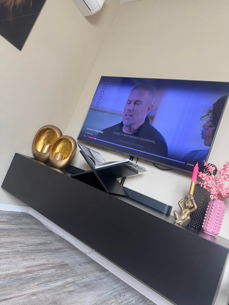 TLC 43 inch TV met muurbeugel en tv meubel 1.60m, Ophalen, Zo goed als nieuw, 100 cm of meer, Overige merken