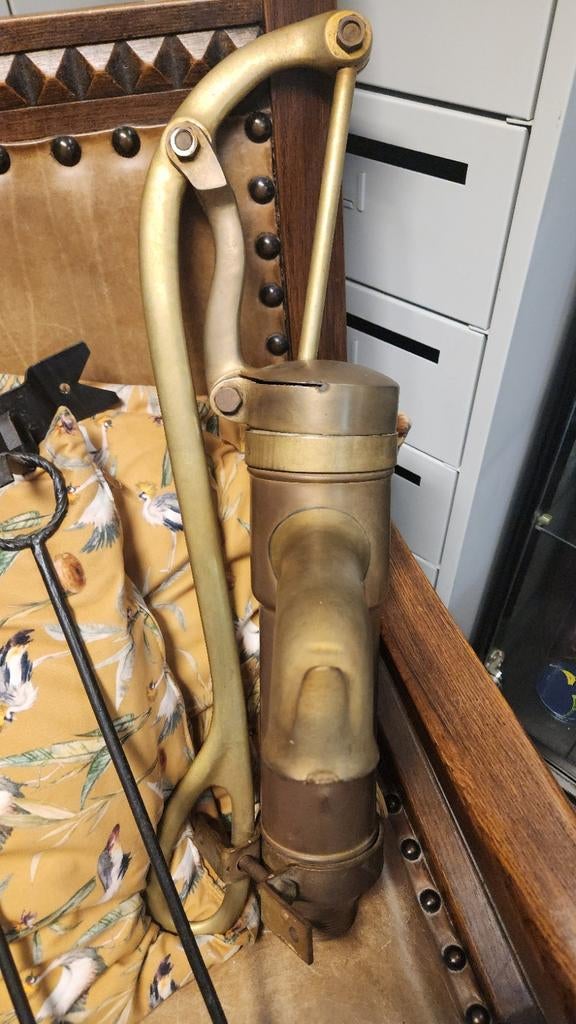 Oude messing waterpomp, Ophalen