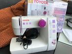 Toyota naaimachine met doos en accessoires, Hobby en Vrije tijd, Naaimachines en Toebehoren, Ophalen of Verzenden, Zo goed als nieuw