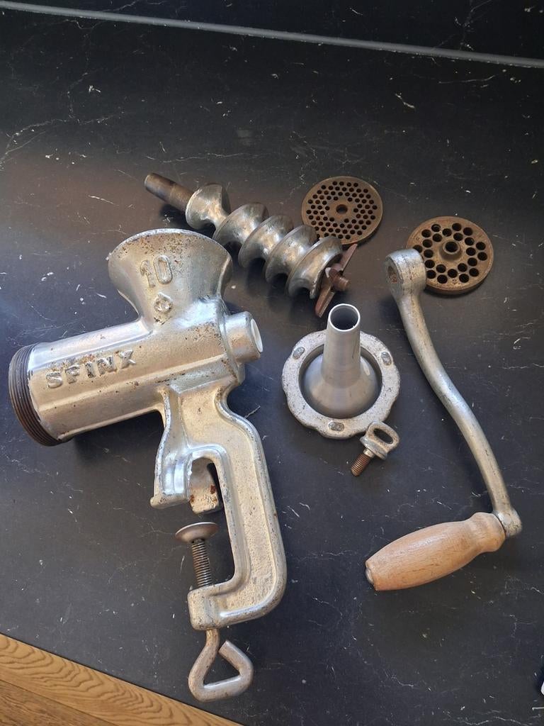 SFINX GIETIJZEREN VLEESMOLEN MET HULPSTUKKEN NR 10, Antiek en Kunst, Ophalen of Verzenden