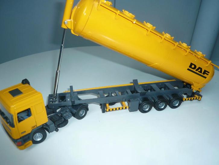 Tekno, Daf trekker met tankoplegger.     Koopje, Hobby en Vrije tijd, Modelauto's | 1:50, Zo goed als nieuw, Bus of Vrachtwagen