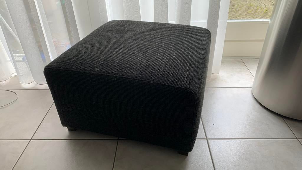 Mooie diepzwarte hocker voetenbank vierkant izgst, Huis en Inrichting, Banken | Voetenbanken en Poefen, Ophalen of Verzenden, Zo goed als nieuw