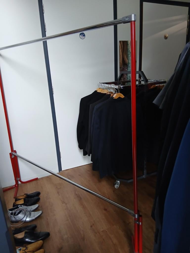 Stevig metalen rood kledingrek 170 x 175, Ophalen, Zo goed als nieuw