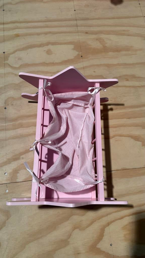 Roze houten poppenwiegje met sterren en schaapje, Ophalen of Verzenden, Gebruikt, Overige typen
