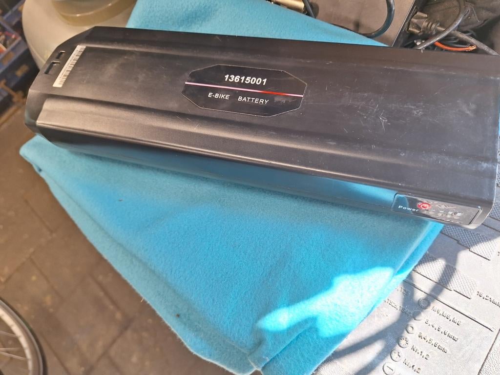 Stella Taye 2 E-bike Accu met lader en 3 sleutels, Fietsen en Brommers, Ophalen of Verzenden, Zo goed als nieuw