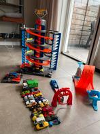 Hot Wheels Mega Garage + 26 Auto's, Ophalen of Verzenden, Hot Wheels, Racebaan, Gebruikt