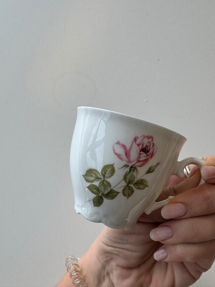 Vintage porseleinen kopje met roos en blaadjes, Huis en Inrichting, Keuken | Servies, Zo goed als nieuw, Kop(pen) en/of Schotel(s)