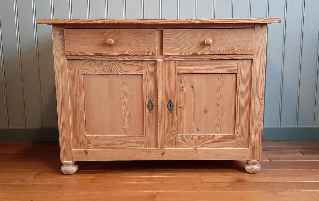 Oud grenen tv-kast met uitschuifbare plank, Huis en Inrichting, Kasten | Televisiemeubels, Ophalen, Gebruikt, 100 tot 150 cm, Minder dan 100 cm