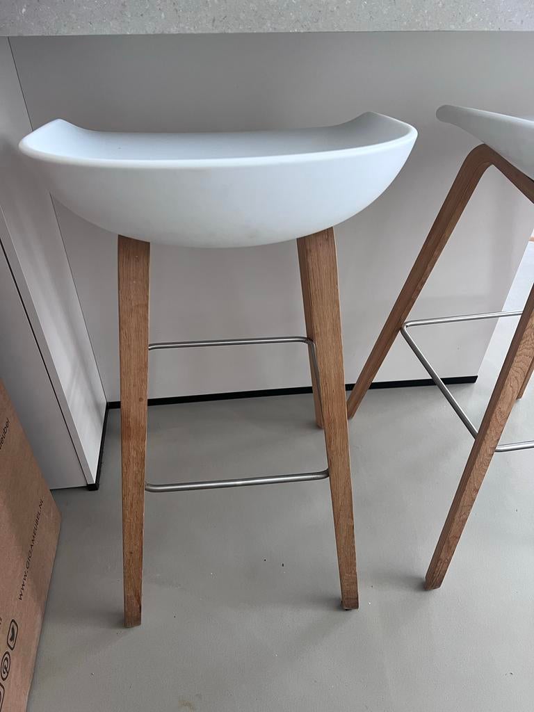 HAY AAS 35 About a Stool barkrukken - wit met eiken poten, Huis en Inrichting, Barkrukken, Ophalen, Gebruikt, Met voetsteun, 60 tot 90 cm