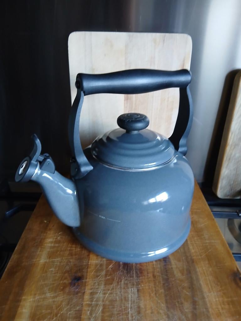 Le Creuset Waterketel Fluitketel.1ltr, Gebruikt, Ophalen of Verzenden, Metaal, Grijs