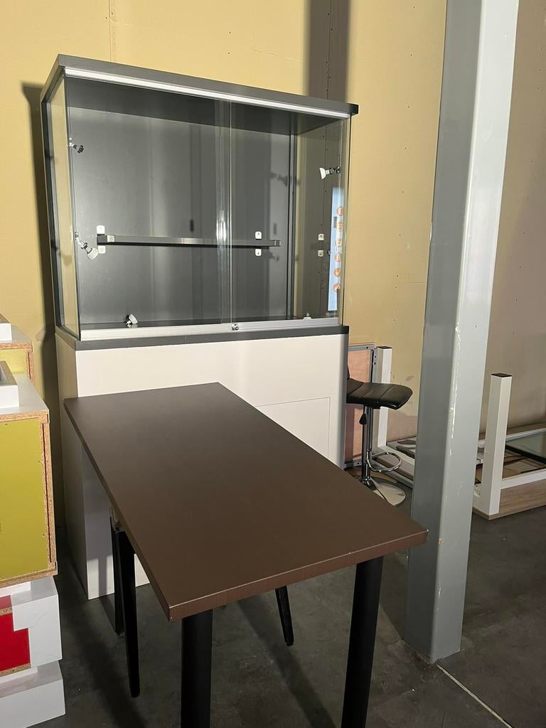 Vitrinekast met tafel, Ophalen, 50 tot 100 cm, Zo goed als nieuw, 150 tot 200 cm