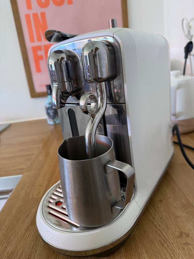 Nespresso Sage koffiemachine wit/zilver met stoompijpje, Witgoed en Apparatuur, Koffiezetapparaten, Koffiepads en cups, Gebruikt