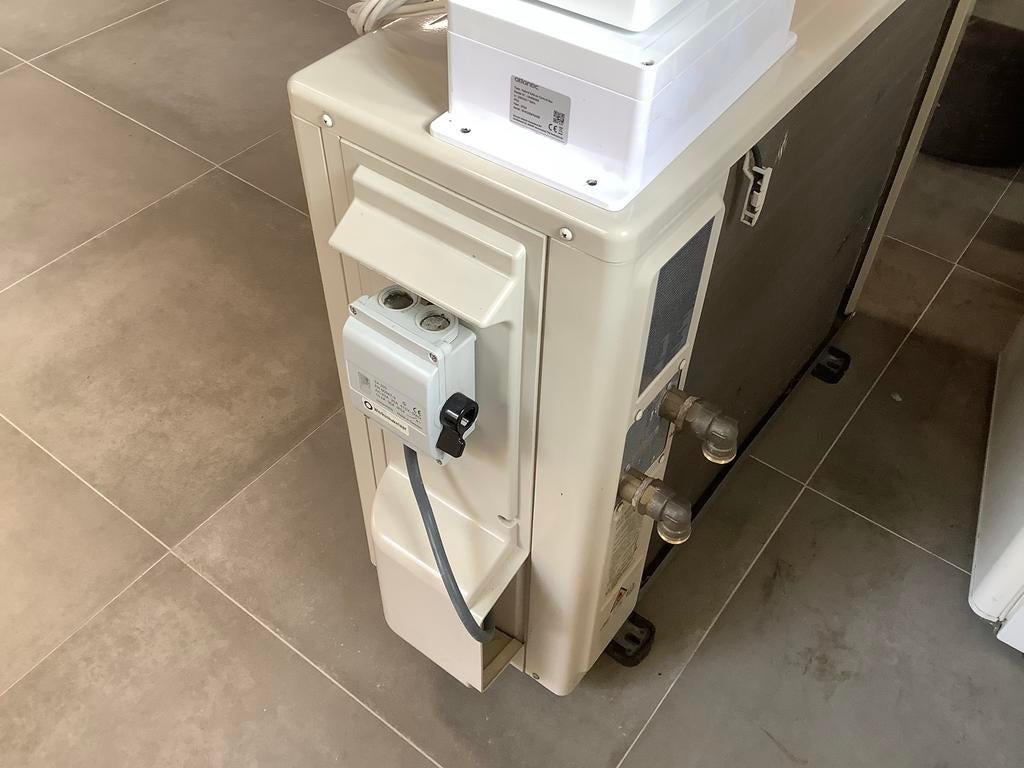 Hybride warmtepomp Fujitsu Atlantic Aurea 5Kw - 2 jaar oud, Doe-het-zelf en Verbouw, Verwarming en Radiatoren, Ophalen, Zo goed als nieuw