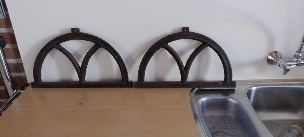 Twee gietijzeren stalraampjes, Ophalen, Zo goed als nieuw