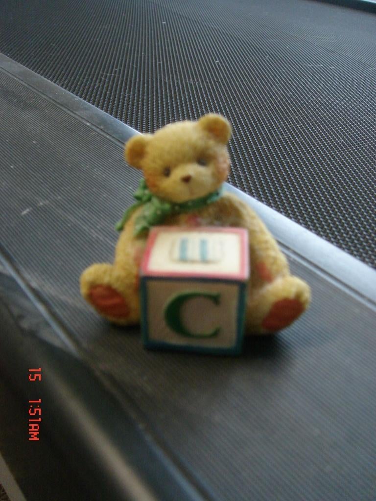 Cherished Teddies beertje met letter C, Ophalen of Verzenden, Zo goed als nieuw, Beeldje, Cherished Teddies