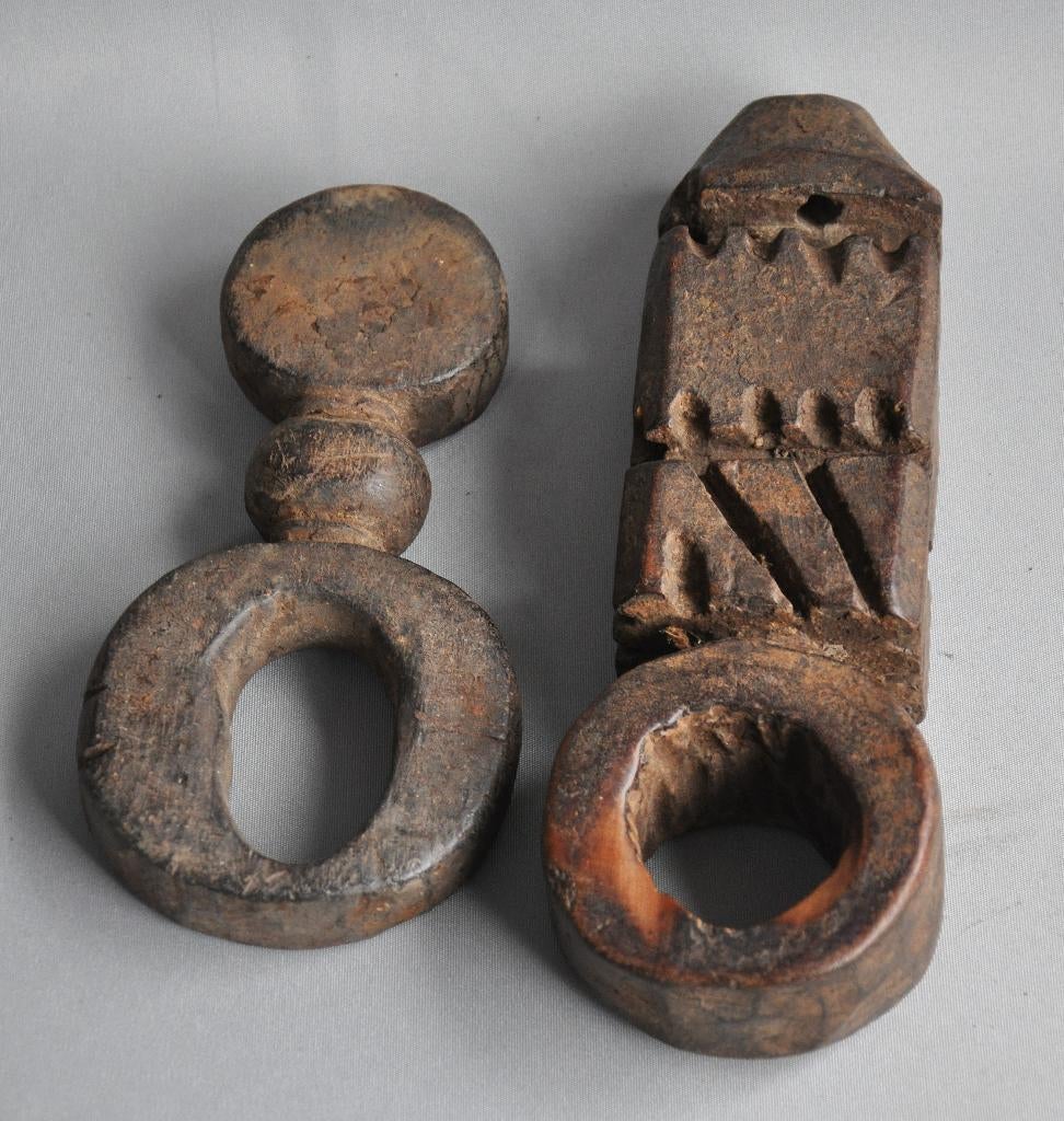 Lot van 2 karnstokhouders, ghurra's - Nepal -Midden 20e eeuw, Ophalen of Verzenden