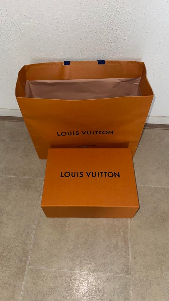 Louis Vuitton tas, doos met strik, Doos, 100 cm of meer, 60 cm of meer, Minder dan 35 cm
