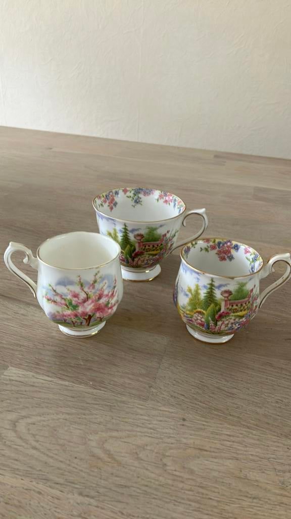 Royal Albert 3 poseleinen kopjes, Antiek en Kunst, Ophalen of Verzenden